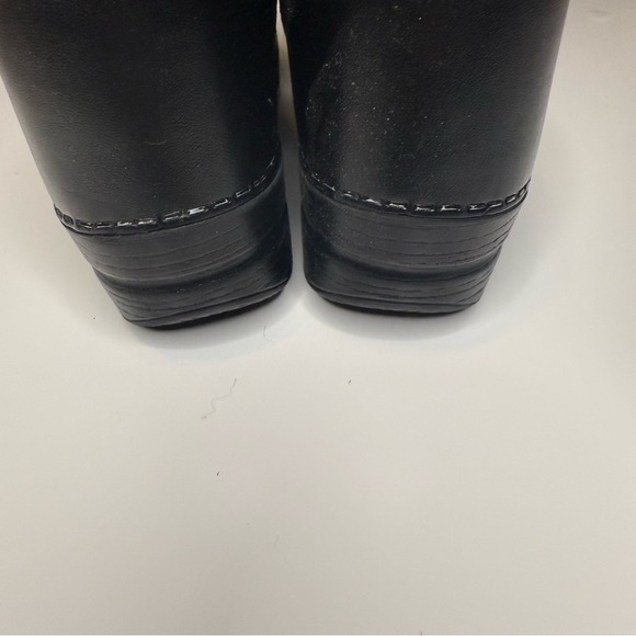 Dansko Black Leather Mules Size 40, GUC see photos for wear on toe and heel - Picture 3 of 6
